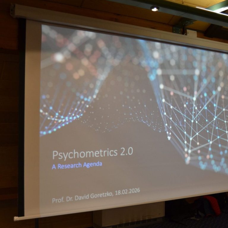 Leinwand mit darauf projizierter Vortragsfolie zum Thema „Psychometrics 2.0“ von David Goretzko.