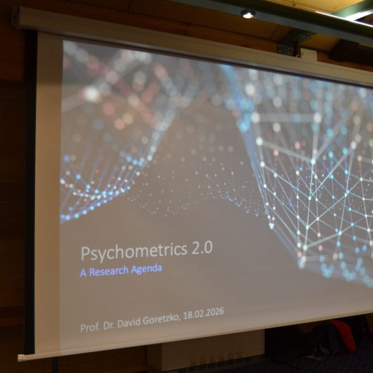 Leinwand mit darauf projizierter Vortragsfolie zum Thema „Psychometrics 2.0“ von David Goretzko.