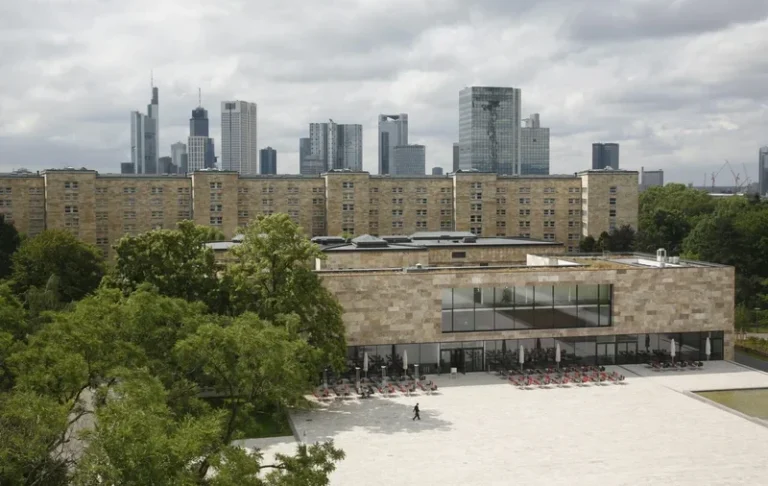 Anbau Casino der Goethe-Universität Frankfurt mit Blick auf die Skyline
