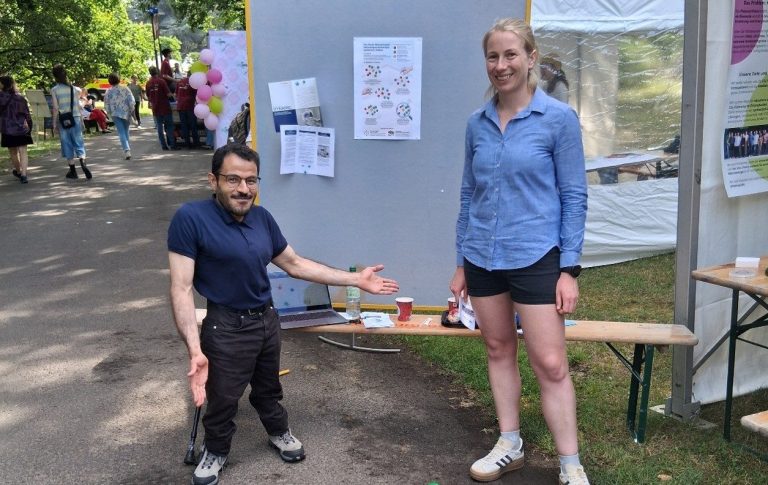 Hicham Quintarelli and Larissa Stanzel in front of the Dynamic stand