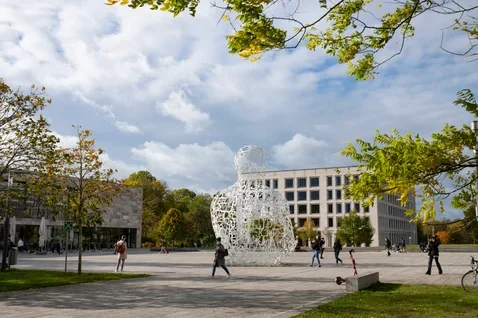 Skulptur "Body of Knowledge" von Jaume Plensa auf dem Theodor-W.-Adorno-Platz